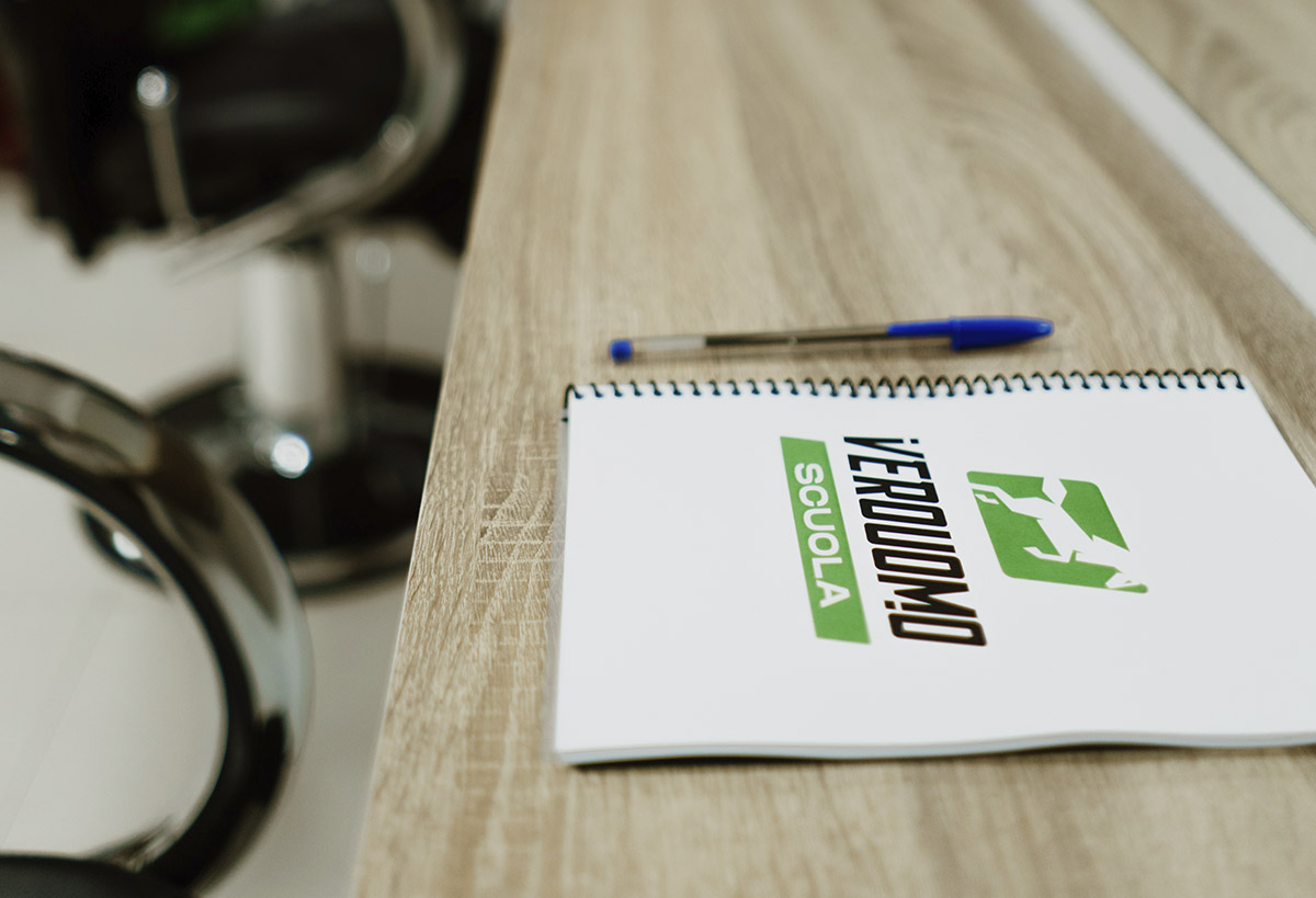 Foto de mesa de barbería con cuaderno de anotaciones Verouomo