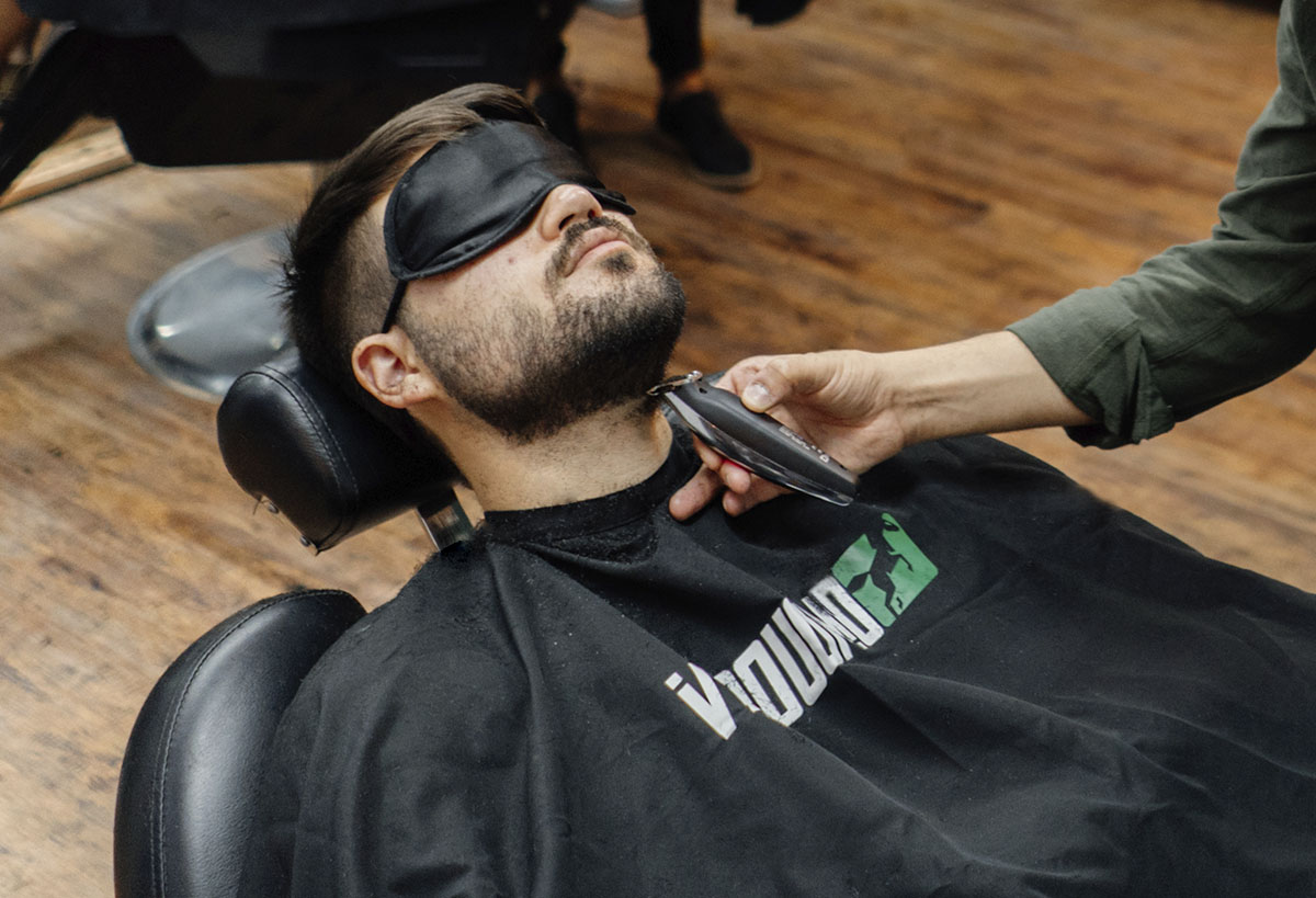 Corte de barba a cliente