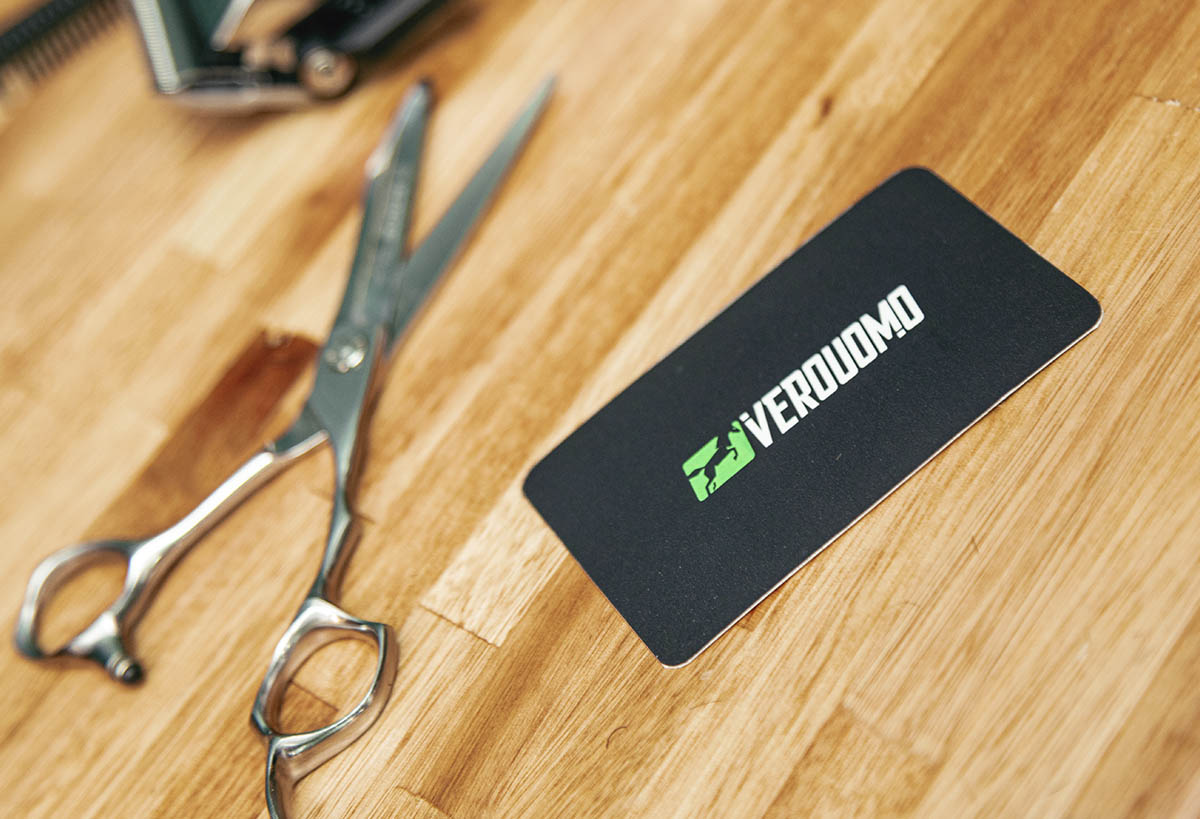 Foto de tijera de cortar el cabello y tarjeta Verouomo
