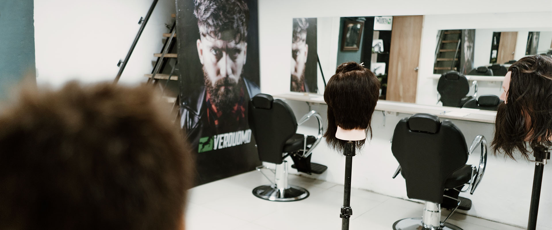 foto del salón de clases de la escuela de barberos Verouomo